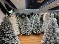 Sapin de Noël floqué avec lumières LED blanc chaud, sapin de pin givré de luxe pour la décoration de la maison et du salon pendant les fêtes