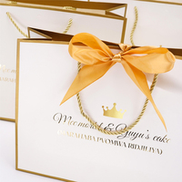 Sacs cadeaux noirs de luxe en papier cartonné avec logo personnalisé en feuille d'or pour la vente en gros