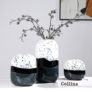 Vase en verre moderne à dégradé de points noirs et blancs, design de bureau à domicile, modèle de pièce, décoration douce, vase de couleur - Product Image 1