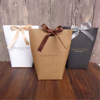 Individuelle Merchandise-Tasche Braune Kraftpapier-Versandtasche 3-Farbige Süßigkeiten-Papiertüte mit Schleifenband Faltbare Geschenktüten
