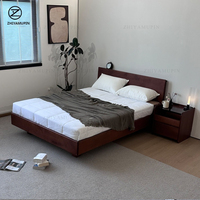 Maßgefertigter Massivholz-Bettrahmen im Retro-Stil mit Distressed-Finish, Schlafzimmermöbel mit Großen Aufbewahrungsschubladen und Kopfteil
