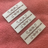 Étiquette de vêtement découpée au laser avec coins arrondis, étiquette tissée douce au toucher avec lettres de taille
