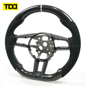 Volante TDD de Fibra de Carbono Real con Franja Central Blanca para Porsche 911 718 Cayman Macan Cayenne Panamera 996 997 987 991 - Product Image 1