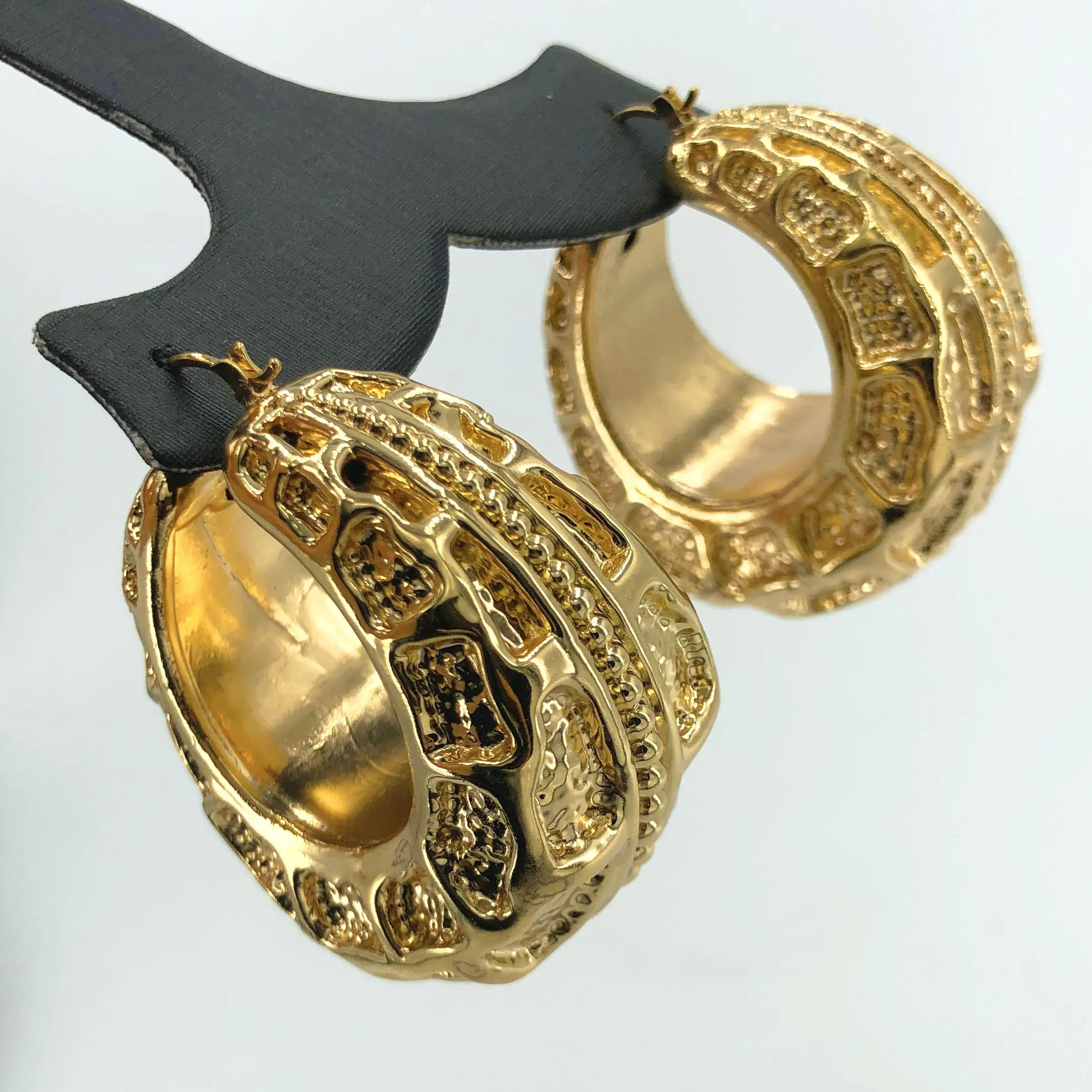 Orecchini grandi a cerchio martellati placcati in oro giallo 18kt, Etrusca Gioielli. Collezione MIRAGE. Codice WSET00715.BIG. | Landi Gioiellieri