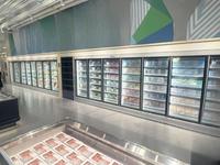 Lemari Pendingin Daging Vertikal Pintu Geser Kustom Kapasitas Besar Pendingin Udara Bebas Embun Beku untuk Supermarket dan Toko Roti