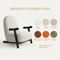 Fauteuil moderne en bouclette blanc crème avec accent en teck doré massif en forme de T pour salon, chambre et hôtel