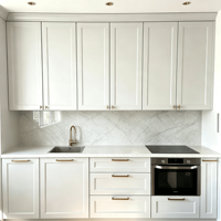 Ensemble d'armoires de cuisine modulaires de style farmhouse personnalisées avec portes en bois massif, poignées dorées, plan de travail en marbre - Écologique et durable