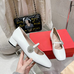 Zapatos de Tacón Bajo con Hebilla de Flor de Cristal y Diseño Mary Jane en Cuero Blanco para Mujer - Product Image 1