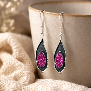 Orecchini vintage con piume di uccello fucsia, regalo per feste da donna - Product Image 6