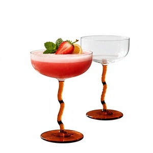 Verres à cocktail colorés en borosilicate faits à la main de 260 ml, sans plomb, coupe Martini, verrerie de bar réutilisable en gros - Product Image 2