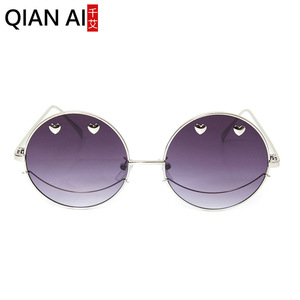 Gafas de sol estilo influencer con forma de corazón para mujer, UV400, montura dorada, lentes acuáticas moradas y azules, ligeras, retro, Harajuku - Product Image 4