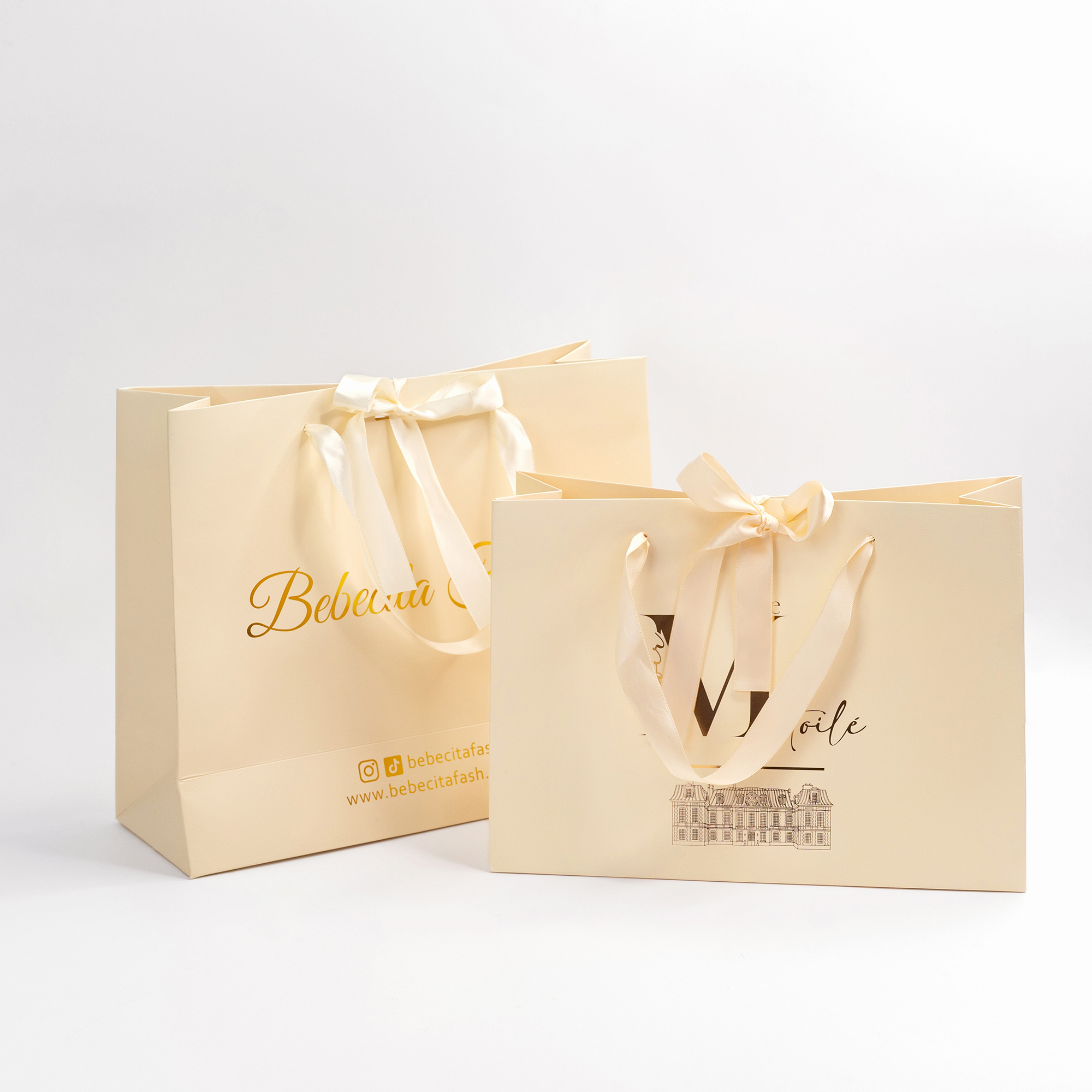 Bolsas de papel crema beige de lujo personalizadas, bolsa de regalo de embalaje de ropa de marfil reciclado con asa de cuerda y logotipo personalizado