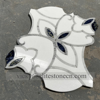 Mosaïque murale en marbre poli en forme de plume, mélange blanc Thassos, vert foncé et or, en acier inoxydable et laiton, découpe jet d'eau, de Chine