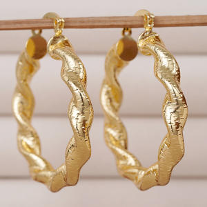 Orecchini a Cerchio Dorati E4445 Placcati in Oro 22k Alla Moda Unisex per Uso Quotidiano - Product Image 6