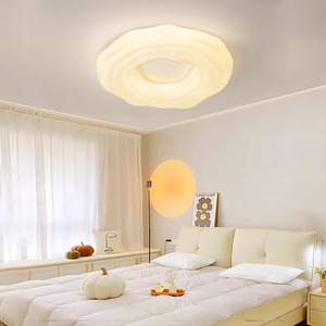 Lámpara de Techo LED de Espectro Completo Creative Cookie, Luz Cálida Romántica para Dormitorio, Estilo Nórdico, Tema Cremoso, 10-15 m² - Product Image 1