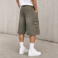 Shorts cargo en jean personnalisés, délavage vintage, ourlet brut, multi-poches, coupe ample, jorts, marque privée, logo personnalisé pour jeunes hommes urbains