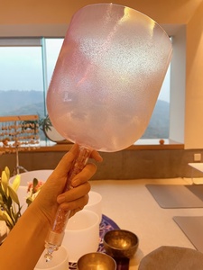 ชามคริสตัลร้องเพลงแบบมือถือ HF Candy Pink Gem พร้อมทรายคริสตัล สำหรับการทำสมาธิ  พร้อมด้ามจับคริสตัลควอตซ์  ชามเ<span class=keywords><strong>สี</strong></span>ยงบำบัด  อาบน้ำเสียงบำบัด - Product Image 3