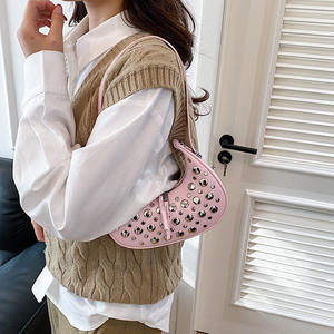 Sac mini hobo clouté <span class=keywords><strong>pour</strong></span> femme - Sac à bandoulière tendance en cuir PU <span class=keywords><strong>pour</strong></span> les soirées et les tenues décontractées - Product Image 3