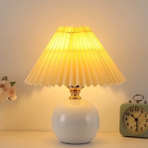 Lámpara de Noche para Dormitorio con Iluminación de Estilo Nórdico, Inspirada en Instagram, <span class=keywords><strong>Juvenil</strong></span> y Acogedora, Lámpara de Mesa de Cerámica Plegada de Alta Gama - Product Image 3