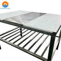 Table de découpe et de désossage industrielle en acier inoxydable avec planche en plastique de qualité alimentaire, plan de travail pour abattoir et usine alimentaire, personnalisable