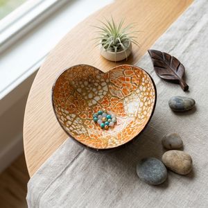 Cuenco Decorativo para Dulces, Nueces, Joyas, Cuenco en Forma de Corazón de Cáscara de Coco Natural con Acabado Lacado, Hecho a Mano - Product Image 1