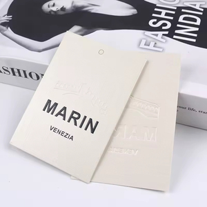 Étiquettes volantes en carton recyclé personnalisées avec logo imprimé pour vêtements - Product Image 3