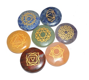 Ensembles de Reiki gravés à sept chakras avec sac de symbole de chakra Ensembles de pierre de chakra gravés en gros avec sac de symbole - Product Image 1