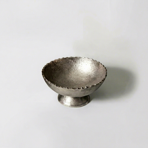Bol en métal fabriqué selon les normes internationales, avec bord festonné, finition polie, design minimaliste, pour servir les aliments et offrir en cadeau - Product Image 1
