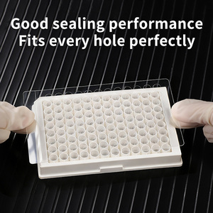Film de scellage pour microplaques de laboratoire à 96 puits, plaque PCR, transparent UV, en PP, fond plat - Product Image 3