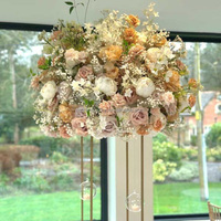 Boule de fleurs artificielles MoKtong intemporelle pré-assemblée en roses blanches pour l'aménagement du hall d'entrée et des grands escaliers