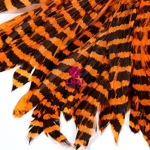 Plumes de schlappen blanches teintées à la main de haute qualité, idéales pour la confection de chapeaux, les accessoires de costumes, l'art DIY, les décorations de mariage - Product Image 3