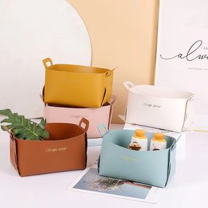 Cestini moderni in similpelle appesi personalizzati per biancheria - Product Image 1