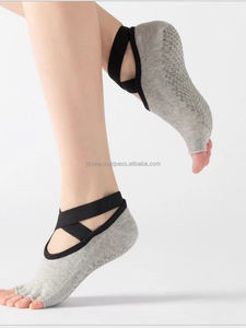 Calcetines JZVINA para mujer con cinco dedos, correa cruzada en el tobillo, arco abierto, antideslizantes, con puntos de silicona, de punto, para yoga, pilates y barre. - Product Image 3