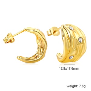 Boucles d'oreilles créoles épaisses texturées en acier inoxydable plaqué or 18 carats PVD, incrustées de zircon, étanches, élégantes et romantiques - Product Image 2