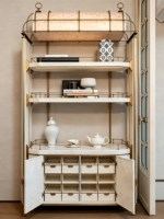 Meuble de bar moderne Song Design avec plateau en marbre, structure en laiton, étagère de rangement à 3 niveaux, porte en panneau de bois blanc, couleur et taille personnalisables