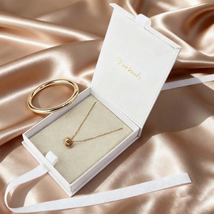 Caja Joyero Personalizable Estilo Libro Blanco - Con Solapa Magnética, Cierre de Imán y Espacio para tu Logotipo - Product Image 1