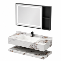 Collection de salle de bain moderne murale à motif marbré, avec miroir rétroéclairé par LED.