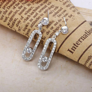 Boucles d'oreilles pendantes Vigia plaquées or blanc avec cristaux et strass, design lettre, bijoux de luxe pour femme pour les soirées - Product Image 3