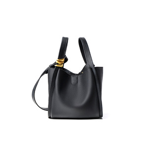 Sac à main seau haut de gamme en cuir véritable avec accents métalliques, léger, à porter à l'épaule ou en bandoulière pour femme - Product Image 6