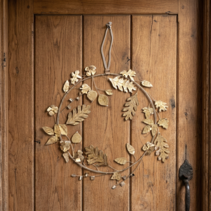 Corona de hojas de metal hecha a mano, flores decorativas redondas, estilo clásico, adorno colgante sin iluminación, paquete de una sola pieza, fácil instalación - Product Image 6