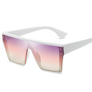 Gafas de Sol Cuadradas Grandes Azules de Moda con Logotipo Personalizado, Gafas de Sol con Remaches para Hombre y Mujer - Product Image 4