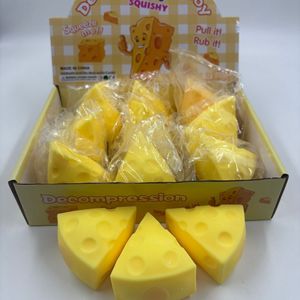 Nouveau jouet anti-stress créatif en forme de fromage triangulaire simulé, en caoutchouc souple à rebond lent pour la décompression - Product Image 2