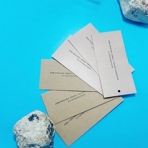 Etiquetas colgantes Kraft sostenibles Etiquetas colgantes de papel artesanal en blanco con perforaciones para información de catálogo y estacionamiento