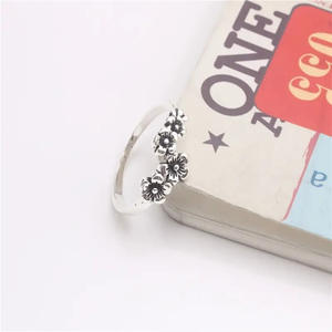 Anillo Plateado con Flor Q523, Anillo de Moda para Mujer, Estilo Lindo, Joyería de Regalo - Product Image 3