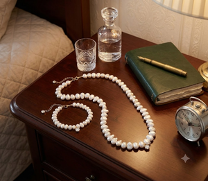 Colliers raffinés et délicats, de style ras-de-cou, ornés de perles d'eau douce blanches irrégulières et organiques. - Product Image 6