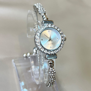 Nouvelle Arrivée 2026 : <span class=keywords><strong>Montre</strong></span> à Quartz pour <span class=keywords><strong>Femme</strong></span> avec Strass Colorés et Cadran <span class=keywords><strong>Fin</strong></span>, <span class=keywords><strong>Bracelet</strong></span> Ajustable à Positionnement Libre - Product Image 1