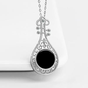 Pendentif en émeraude naturelle de qualité A en forme de luth. Jadéite vert encre sertie dans de l'argent S925 avec une couleur vert transparent. - Product Image 2