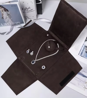 Ensemble de pochettes à bijoux en velours marron personnalisables avec logo pour bagues, boucles d'oreilles, colliers, avec boîte extérieure en papier 28x29x3.5CM, MOQ 50 pièces