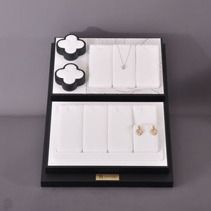 ชุดจัดแสดงเครื่องประดับหนัง PU ดีลักซ์แบบกำหนดเอง พร้อมที่แขวนจี้และสร้อยคอ สำหรับร้านขายเครื่องประดับ - Product Image 3