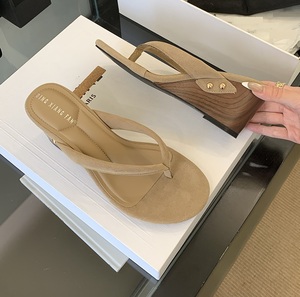 Sandalias de tacón de cuña de diseñador para mujer, de ante, con punta redonda y clip, estilo chancla - Product Image 3